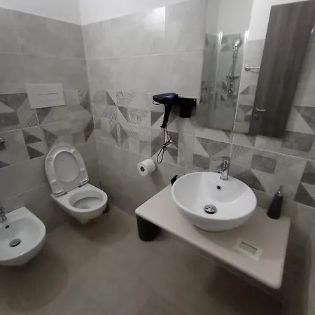 Eliseo's אורחן *